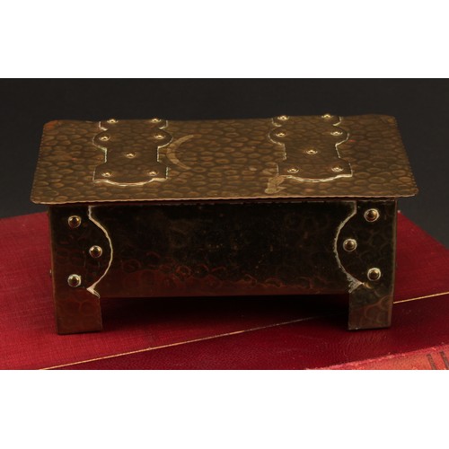 3365 - An Arts and Crafts brass rectangular cigar box, riveted strap hinges and bracket feet, planished ove... 