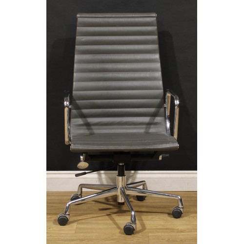 3302 - 20th Century Design - a pair of swivel office chairs, after a design by Charles & Ray Eames for Herm... 