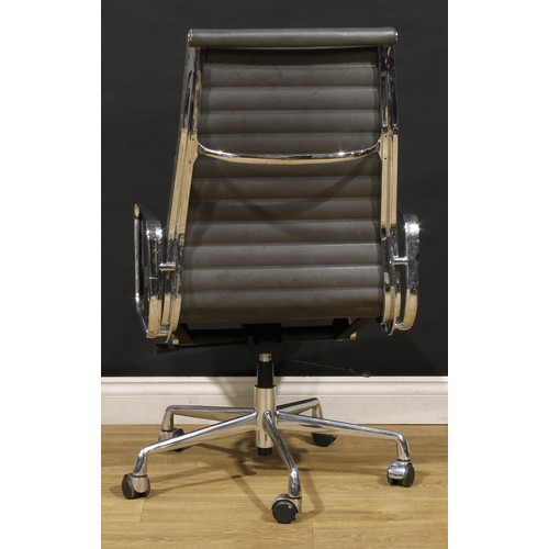 3304 - 20th Century Design - a pair of swivel office chairs, after a design by Charles & Ray Eames for Herm... 