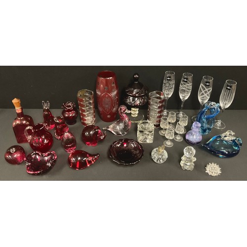 302 - A Bohemian ruby flashed vase and cover, 23cm; a similar vase, 25cm; assorted decorative glassware, W... 