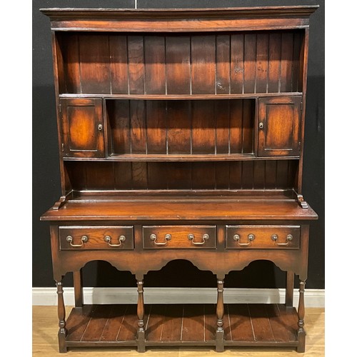 112 - An 18th century style oak dresser, in the manner of Titchmarsh & Goodwin, 181.5cm high, 143cm wide, ... 