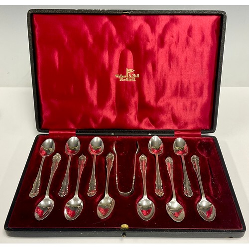 71 - A cased set of eleven silver tea spoons and sugar tongs, Walker & Hall, Sheffield 1913, 6.2ozt