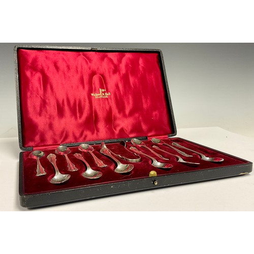 71 - A cased set of eleven silver tea spoons and sugar tongs, Walker & Hall, Sheffield 1913, 6.2ozt