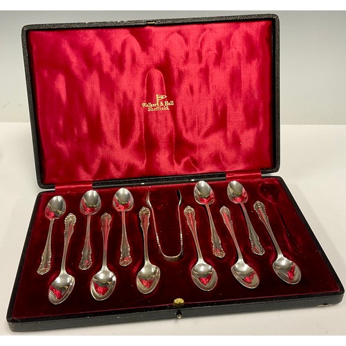 71 - A cased set of eleven silver tea spoons and sugar tongs, Walker & Hall, Sheffield 1913, 6.2ozt