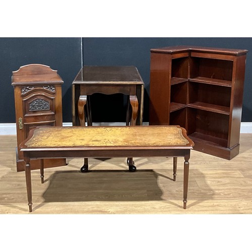 433 - A mahogany and pine open corner bookcase, 95.5cm high, 67cm wide, 53.5cm deep; a late Victorian maho... 