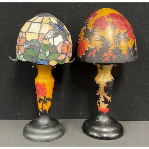 2477 - An Art Nouveau style cameo glass table lamp, in the manner of Galle, decorated with poppies on an or... 