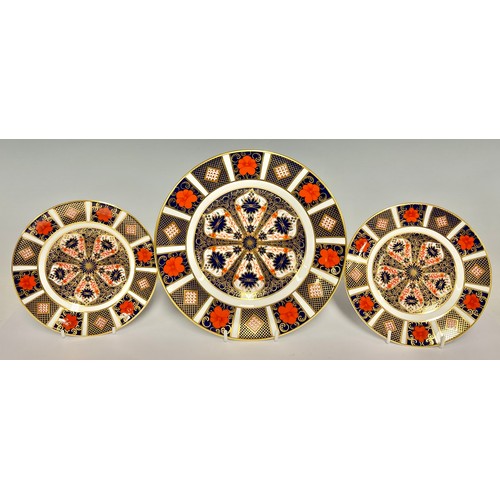 5054 - A Royal Crown Derby 1128 Imari pattern dessert plate, 21.5cm diameter, first quality; a pair of 1128... 