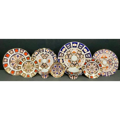 5057 - A Royal Crown Derby 1128 Imari pattern teacup and saucer; others, salad plate, side plates, etc; a 2... 