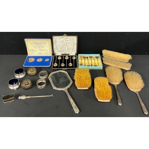 5076 - A George VI silver five piece hand mirror and brush dressing table set, Birmingham 1949; a pair of s... 