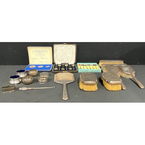 5076 - A George VI silver five piece hand mirror and brush dressing table set, Birmingham 1949; a pair of s... 