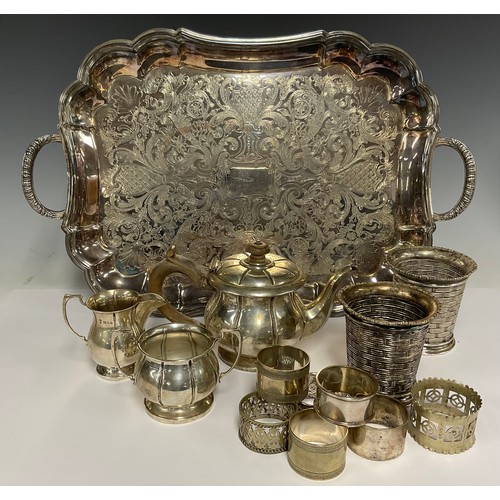 5080 - A George V silver bachelor's tea service, pumpkin pattern, comprising tea pot, sugar bowl, cream jug... 