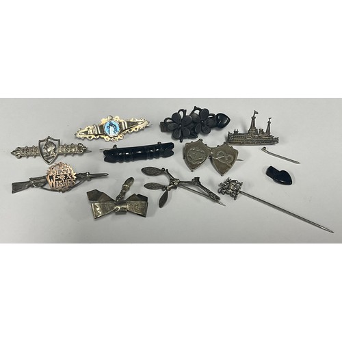 5127 - Jewellery - a Charles Horner silver battleship brooch, Chester 1914; others Rifle Best Wishes, 1837-... 