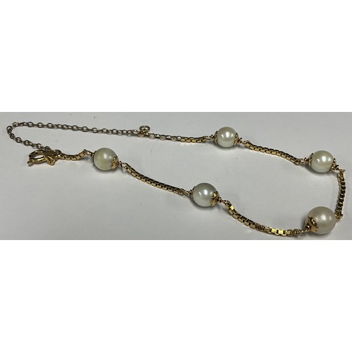 5174 - A cultured pearl and yellow metal box link bracelet, with safety chain, stamped 750, 18.5cm long, 5.... 