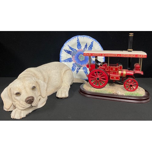 5487 - A Leonardo Collection presentation piece, a steam traction engine, wooden base, 23cm high overall; a... 