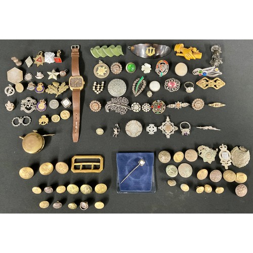 5533 - Collectable items – an accumulation of civil and military badges, buttons, costume jewellery and oth... 