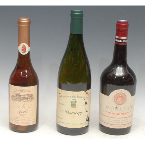 199 - Wines & Spirits - a bottle of La Couronne des Plantagenets Vouvray white wine, 2002, 12%vol.; Moilla... 