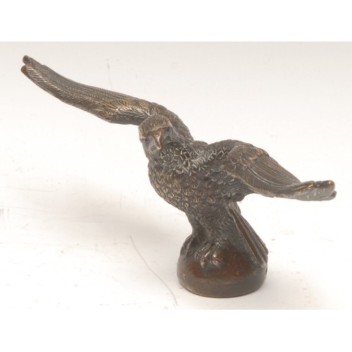 974 - A French Empire style patinated bronze desk weight, as an eagle, serial stamp to base, 7cm high, 16c... 