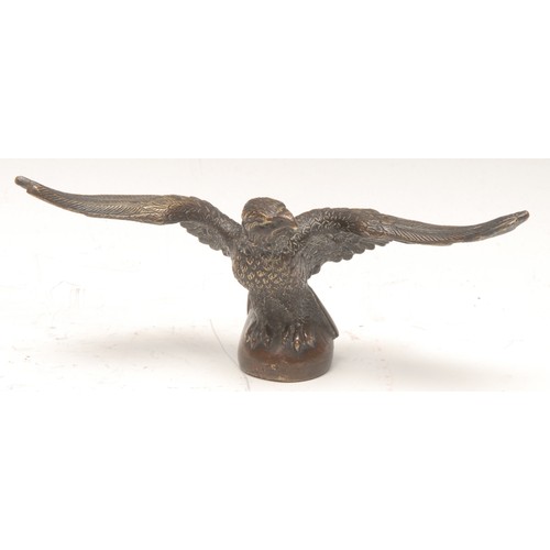 974 - A French Empire style patinated bronze desk weight, as an eagle, serial stamp to base, 7cm high, 16c... 