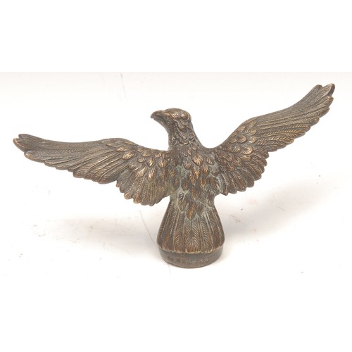 974 - A French Empire style patinated bronze desk weight, as an eagle, serial stamp to base, 7cm high, 16c... 