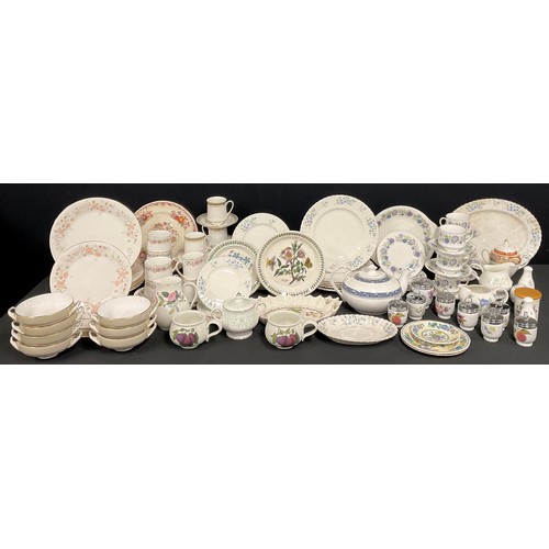 5551 - A Paragon Cherwell tea service for six, comprising cake plate, side plates, cups and saucers; other ... 