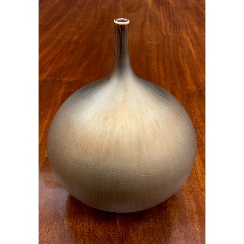 1270 - Hideaki Miyamura, (Japanese, bn. 1955) - Studio Art Pottery - An Onion-shaped vase with crystalline ... 