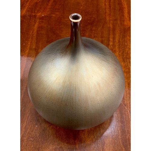 1270 - Hideaki Miyamura, (Japanese, bn. 1955) - Studio Art Pottery - An Onion-shaped vase with crystalline ... 