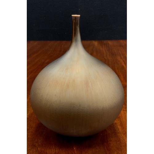 1270 - Hideaki Miyamura, (Japanese, bn. 1955) - Studio Art Pottery - An Onion-shaped vase with crystalline ... 