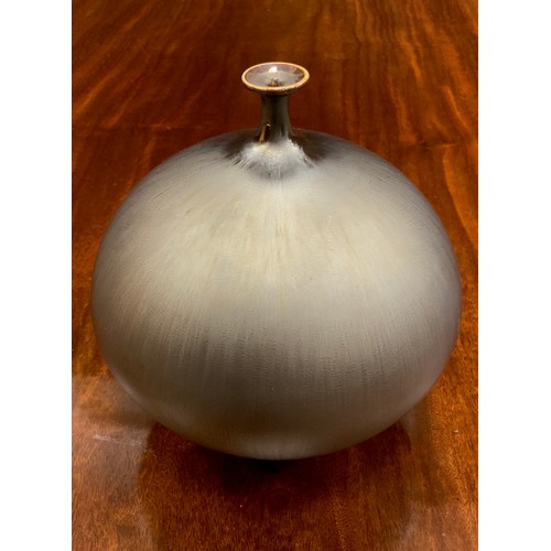 1271 - Hideaki Miyamura, (Japanese, bn. 1955) - Studio Art Pottery - An Onion-shaped vase with pewter and u... 