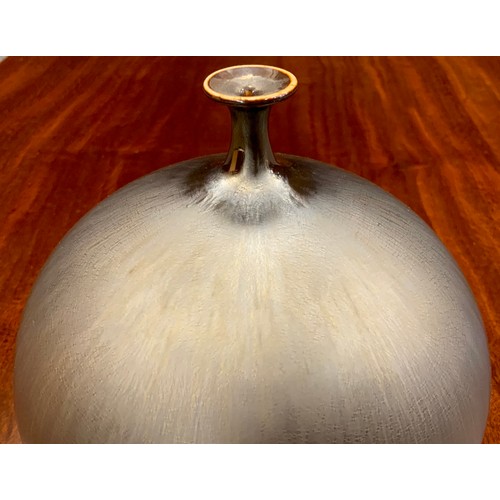 1271 - Hideaki Miyamura, (Japanese, bn. 1955) - Studio Art Pottery - An Onion-shaped vase with pewter and u... 