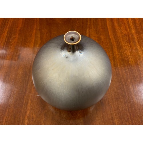 1271 - Hideaki Miyamura, (Japanese, bn. 1955) - Studio Art Pottery - An Onion-shaped vase with pewter and u... 