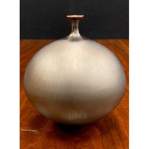 1271 - Hideaki Miyamura, (Japanese, bn. 1955) - Studio Art Pottery - An Onion-shaped vase with pewter and u... 