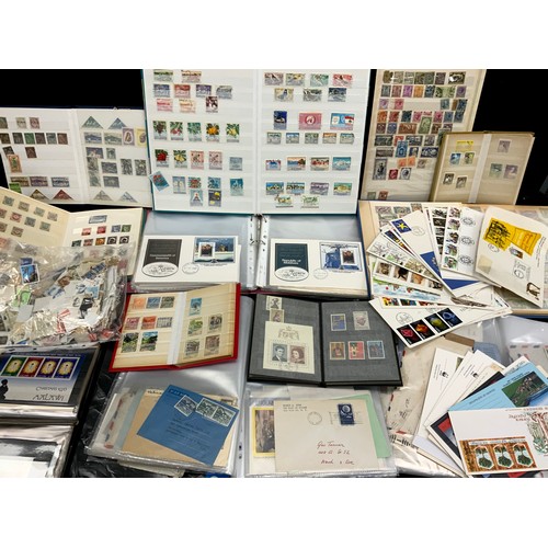 301 - Stamps - box of eclectic material, including country albums, early USA airmail covers, Yankee Clippe... 