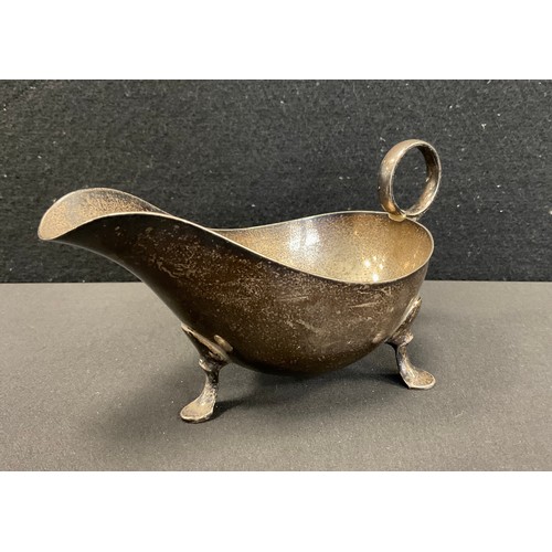 317 - A George VI silver gravy boat, Sheffield 1947, 3.8ozt.