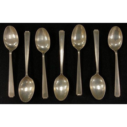 327 - A set of seven Cooper and Bros silver art deco style tea spoons, Sheffield 1940 (7)