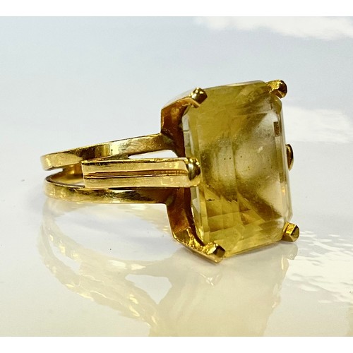 435 - A continental yellow metal citrine rectangular baguette cup ring, 9ct gold shank, size O, 7.9g gross