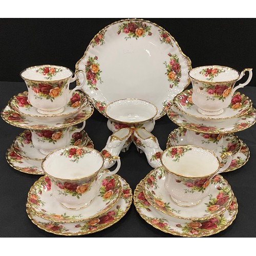 118 - Royal Albert Old Countryroses tea ware comprised of; a picnic plate, sugar bowl, six tea cups and sa... 