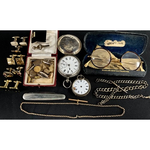 448 - A Victorian silver hunter cased pocketwatch, white enamel dial, Roman numerals, subsidiary seconds. ... 