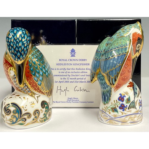 29 - A Royal Crown Derby paperweight, Kedleston Kingfisher, Sinclair exclusive, gold stopper, certificate... 