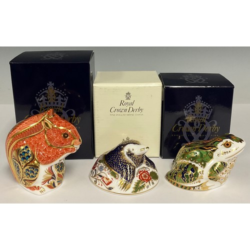 39 - A Royal Crown Derby paperweight, Mulberry Hall Frog, limited edition 395/500, gold stopper, boxed; o... 