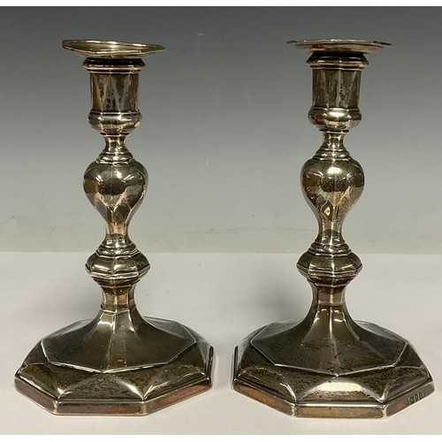 57 - A pair of Edward VII silver candlesticks, detachable nozzles, 17.5cm high, Lambert & Co., London 190... 