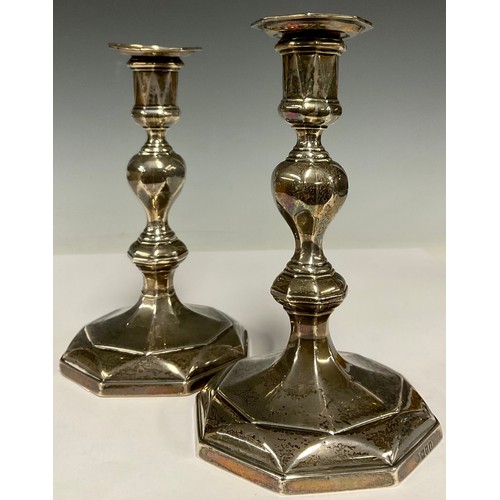 57 - A pair of Edward VII silver candlesticks, detachable nozzles, 17.5cm high, Lambert & Co., London 190... 