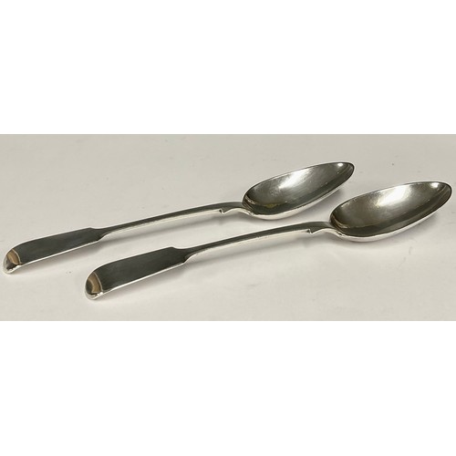 60 - A pair of Victorian fiddle pattern table spoons, 22cm long, London 1871, 146g