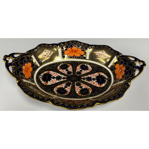 135 - A Royal Crown Derby 1128/1375 pattern footed oval bowl, 26cm wide