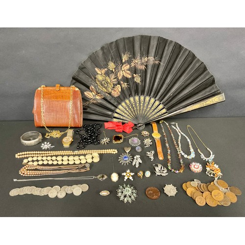 157 - A silver bangle; a Victorian tortoiseshell heart shaped brooch; costume jewellery; etc (qty)