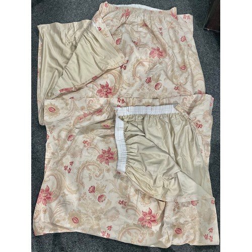 165 - Textiles - a large pair of country house style linen curtains, in the manner of Laura Ashley. Approx... 