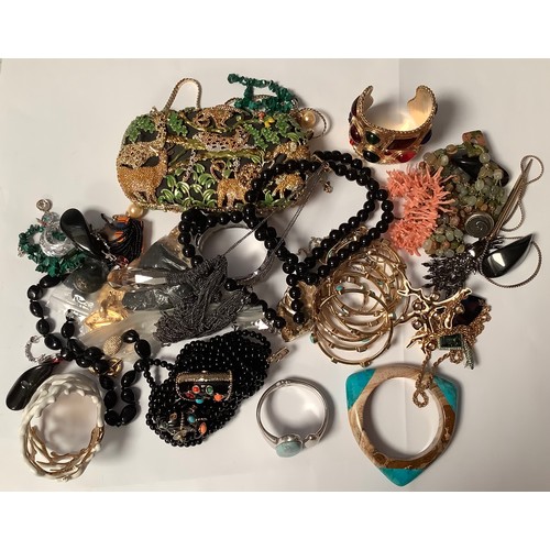 474 - A quantity of costume jewellery, including necklaces, ear rings, bracelets, Off Park clutch purse, e... 