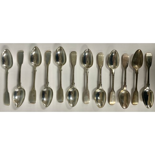 83 - A set of twelve Victorian silver teaspoons, London 1866, 266g