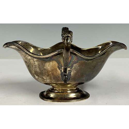 87 - An George V silver two handled sauce boat, stepped shaped oval pedestal base, London 1920, 163.9g