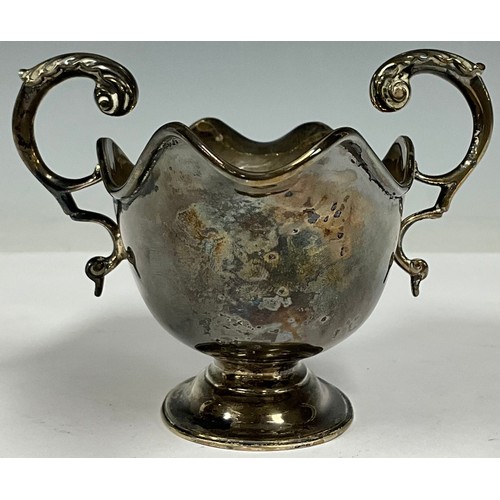 87 - An George V silver two handled sauce boat, stepped shaped oval pedestal base, London 1920, 163.9g