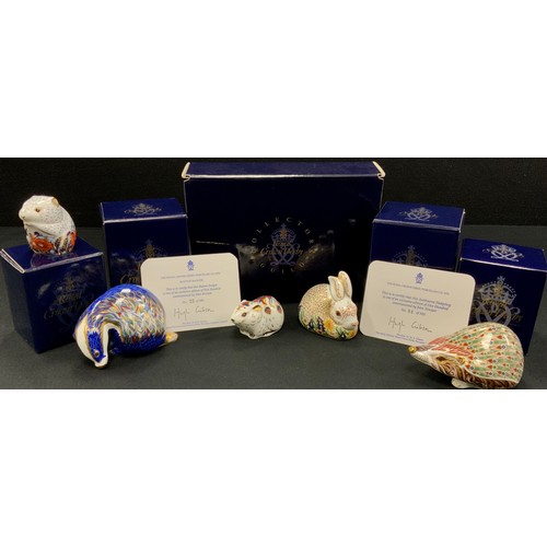 69 - Royal Crown Derby paperweights including; Buxton Badger, limited edition 22/500, gold stopper, with ... 